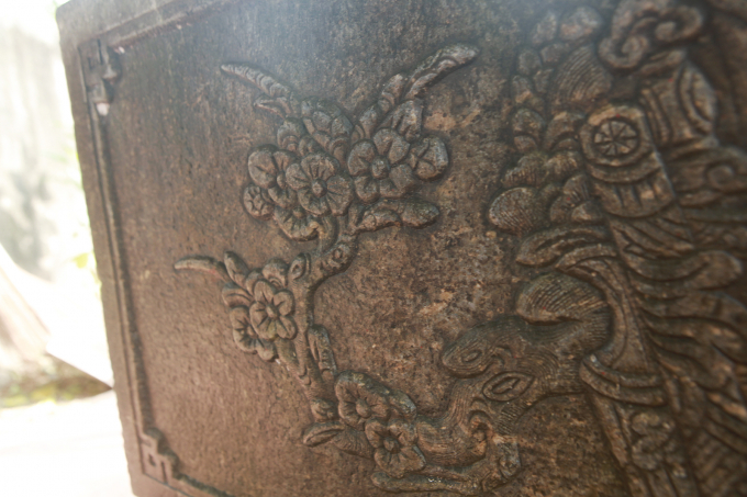 Một bên cuốn thư là hình ảnh gốc mai và hình phượng đang bay