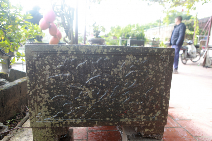 Một bên thành bể là hình ảnh sen – vịt