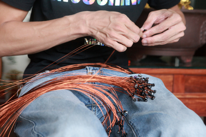 Từ những cộng dây đồng khô cứng, qua bàn tay khéo léo của anh Vũ Tiến Thành (TP. Hải Phòng), chúng trở thành những tác phẩm bonsai rất đẹp.