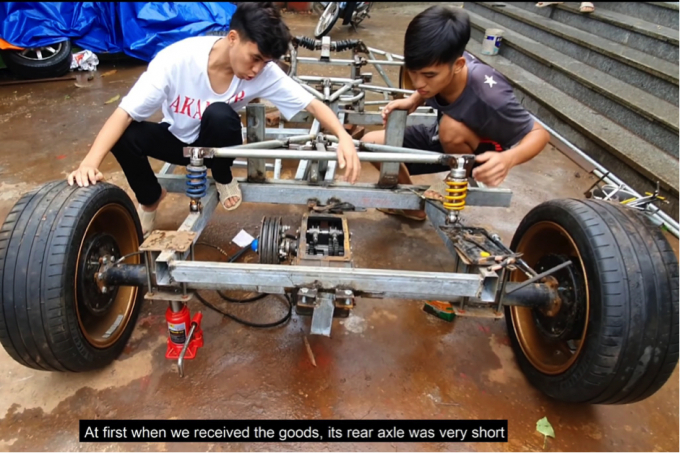 Phần khung sườn được làm thủ công 100%, được trang bị phuộc giảm chấn phía sau của xe Yamaha Exciter.