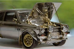 "Siêu xe" Ford Escort bằng vàng và kim cương