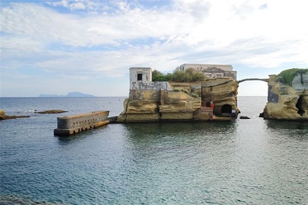 Hòn đảo đẹp nhưng rất vắng người vì được cho là bị dính