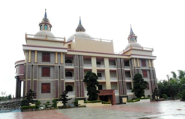 Choáng ngợp trước dinh thự lớn nhất Nam Bộ của đại gia Trầm Bê - Ảnh 2