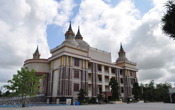 Choáng ngợp trước dinh thự lớn nhất Nam Bộ của đại gia Trầm Bê - Ảnh 4