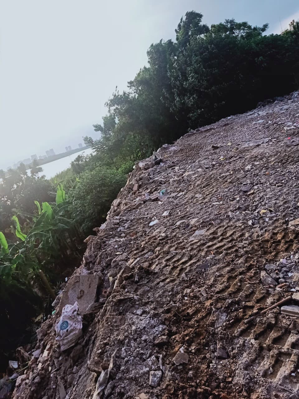 Hà Nội: Ngang nhiên đổ đất, xây dựng lấn chiếm trên hành lang thoát lũ - ảnh 1