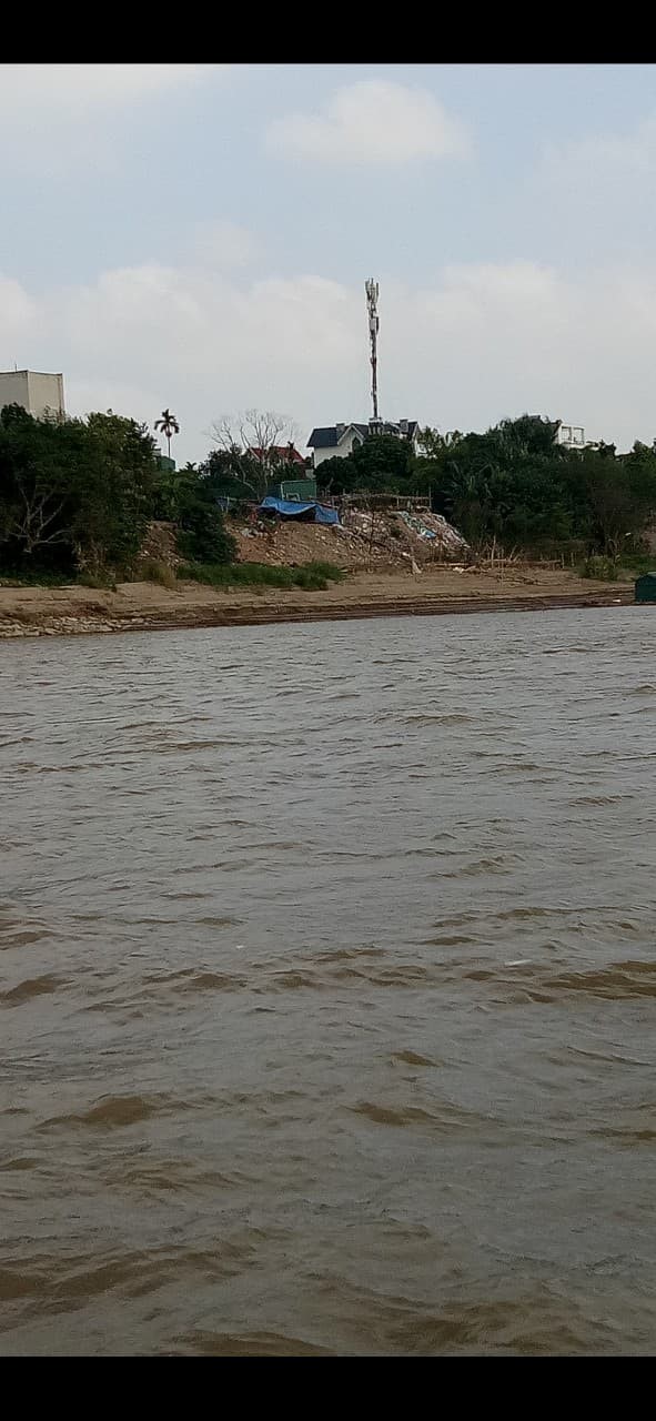 Hà Nội: Ngang nhiên đổ đất, xây dựng lấn chiếm trên hành lang thoát lũ - ảnh 1