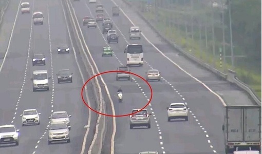 Xử phạt thanh niên chạy xe máy ngược chiều 10km trên đường cao tốc