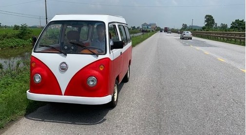 Xem hai ô tô chạy điện do nam sinh lớp 12 tự chế chạy trên đường