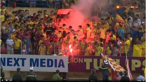 NgheVietNamNet: CĐV Nam Định tung pháo sáng trên Hàng Đẫy, một cô gái nhập viện