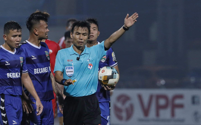 Nghe VietNamNet: Trọng tài FIFA Trương Hồng Vũ bị treo còi vĩnh viễn