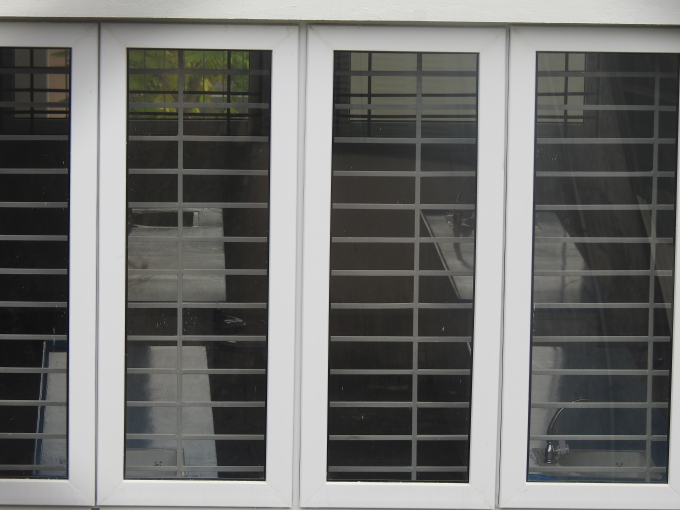 Bàn ghế và các thiết bị đã được lắp đặt tại các phòng học - ảnh Hà Long