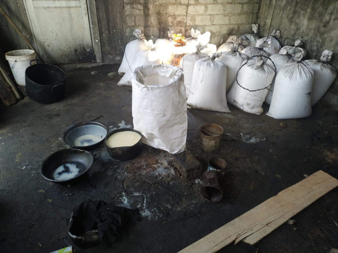 Khung cảnh nhếc nhác tại cơ sở chế biến mỡ