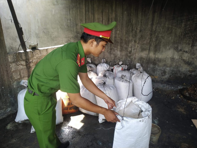 Lực lượng chức năng bắt quả tang cơ sở chế biến mỡ bò hoạt động “chui”. Ảnh: TL