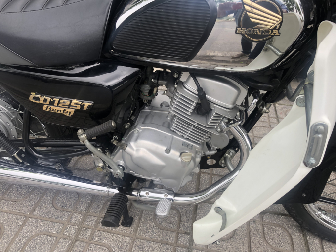 Bưởng máy giống CD125 đầu 10 và da máy còn rất đẹp.