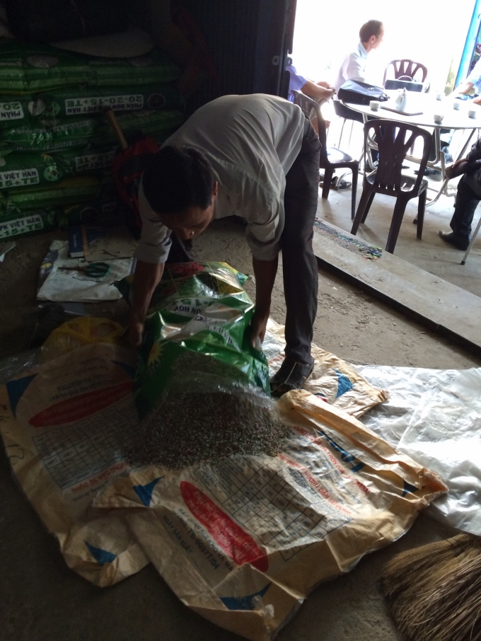 Lấy mẫu phân bón đi kiểm tra. Ảnh: Đức Trung.