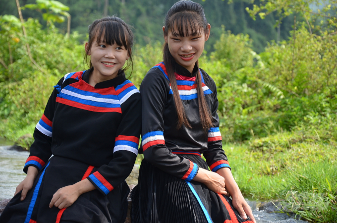 Thiếu nữ dân tộc Thủy. Ảnh: Dương Đình Tường.