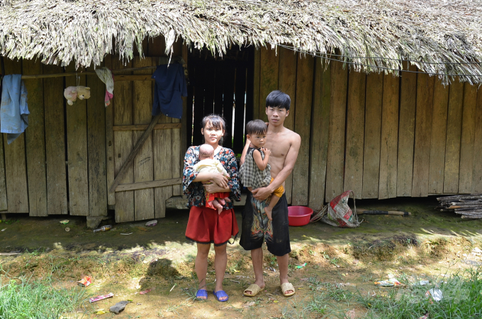 Vì không làm được chứng minh thư nên Hồng không thể đăng ký kết hôn, con đẻ ra không làm được giấy khai sinh. Ảnh: Dương Đình Tường.