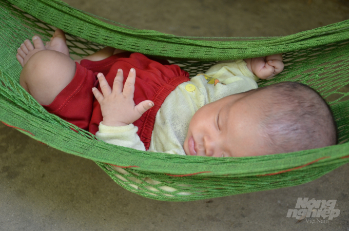 Tương lai bất định của những đứa trẻ người Thủy. Ảnh: Dương Đình Tường.