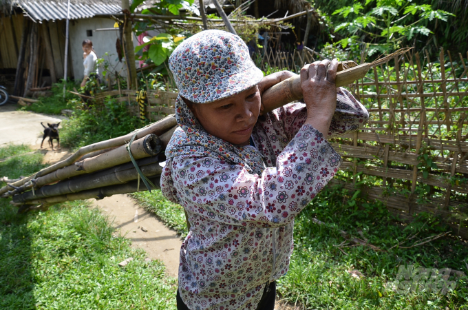 Đời sống của người Thủy còn nhiều vất vả. Ảnh: Dương Đình Tường.