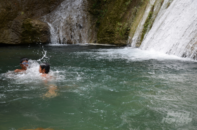 Nô đùa dưới làn nước mát. Ảnh: Dương Đình Tường.