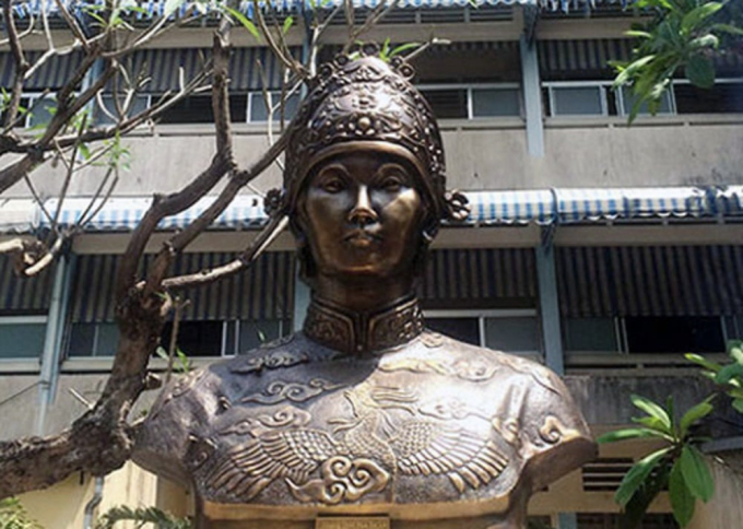 Bức tượng Từ Dũ trong khuôn viên Bệnh viện Từ Dũ - TP.HCM.