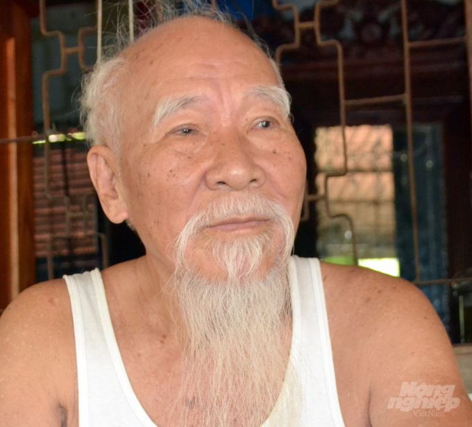 Cụ Thiện kể lại chuyện một thời huy hoàng. Ảnh: Trần Trung.