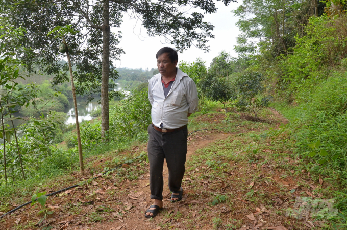 Anh Thanh trên đường từ nhà ra trại gà. Ảnh: Dương Đình Tường.