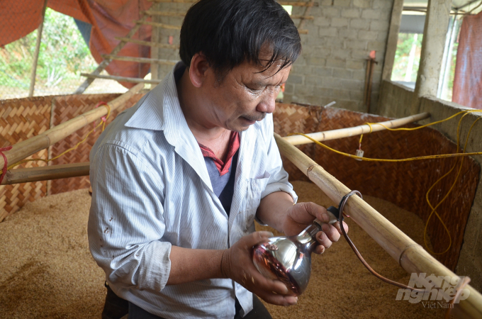 Lắp bóng điện để úm gà. Ảnh: Dương Đình Tường.