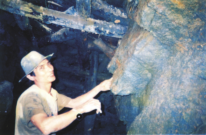 Ông Nguyễn Hồng Công trong một đoạn hầm vàng. Ảnh: T.P.