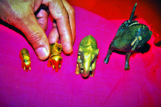 Những hiện vật lịch sử bằng vàng được lưu giữ tại Hà Tĩnh. Ảnh: H.Nam.