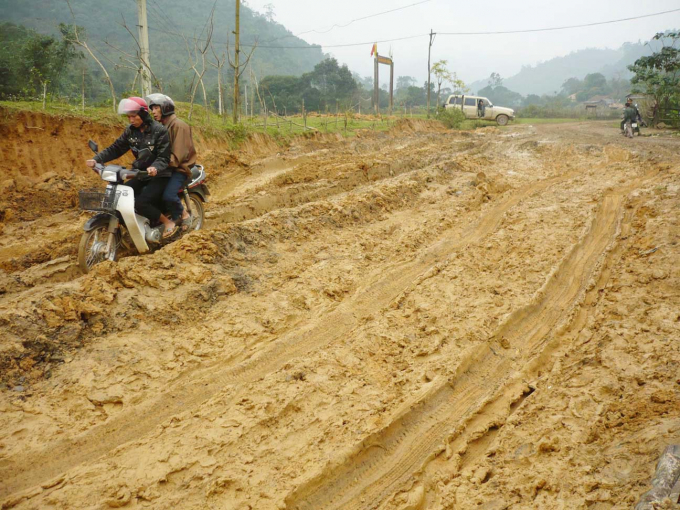 Đường lên Hóa Sơn (Minh Hóa) năm 2004. Ảnh: T.P.