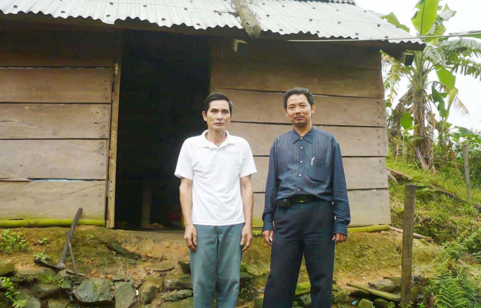 20-1835_20210911_63.jpg Tác giả và Nguyễn Hồng Công (bên trái) trước ngôi lán tại vùng núi đào vàng. Ảnh: H.L.