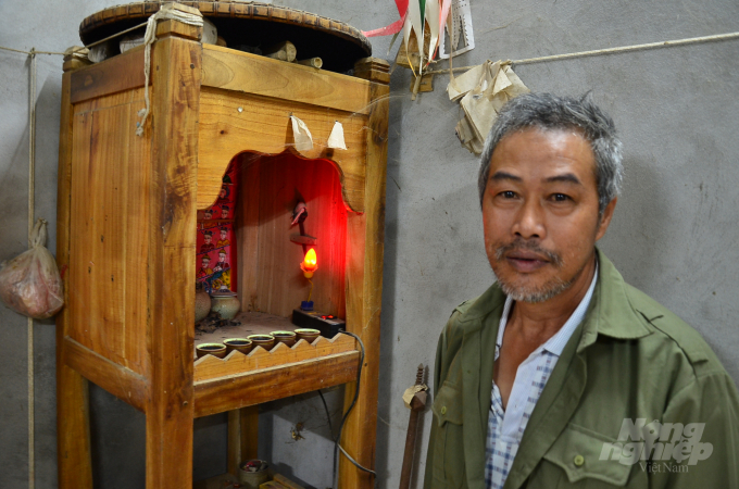 Ông Đặng Trung Hải bên bàn thờ nhà mình. Ảnh: Dương Đình Tường.