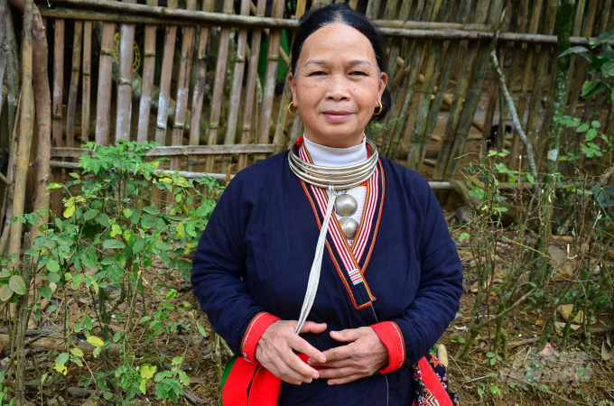 Bộ trang sức bằng bạc rất giá trị của phụ nữ Dao. Ảnh: Dương Đình Tường.