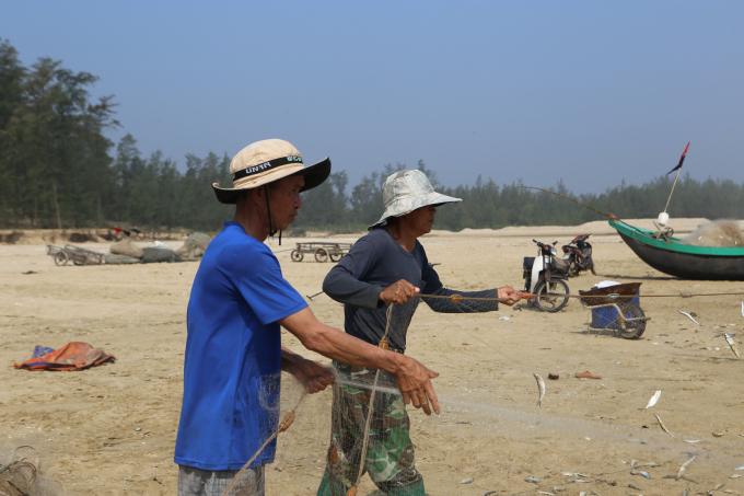 Chung phấn khởi, chuyến biển sáng nay ngư dân Việt và 1 bạn thuyền, cùng xã Thạch Văn đánh được khoảng 4 - 5 tạ cá trích.