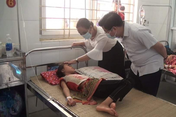 Lãnh đạo huyện Bảo Yên (Lào Cai) thăm hỏi, động viên học sinh nghi bị ngộ độc thực phẩm. Ảnh: H.Đ