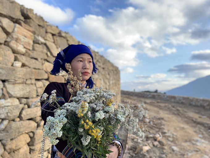 Cô gái Hà Nhì ôm bó hoa rừng cũng cảm thấy nao lòng trước thiên nhiên hùng vỹ ở Y Tý. Tại Y Tý, người Hà Nhì chiếm đa số và họ là một phần của không thể thiếu giúp bảo tồn, gìn giữ mảnh đất biên cương này.