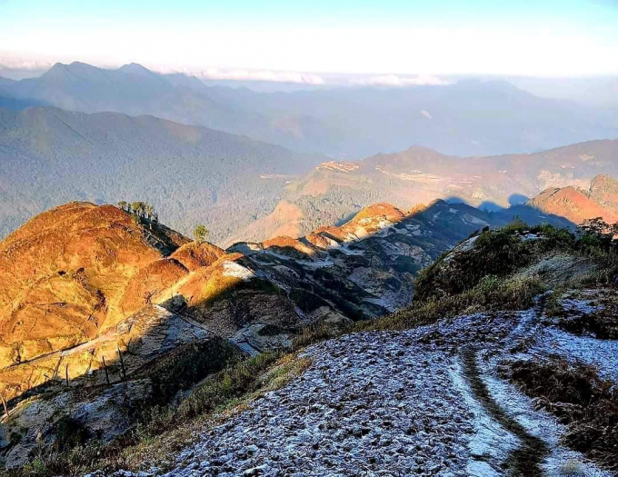 Sáng sớm ở Y Tý có chút ánh nắng nhưng cũng chỉ đủ xua bớt phần nào không khí, hơi lạnh vốn có của vùng cao Tây Bắc. Bởi thời điểm này, ở Y Tý nhiệt độ xuống rất thấp, nhất là vào ban đêm. Do đó, hầu hết người Hà Nhì tại đây đều có bếp củi giữa nhà.