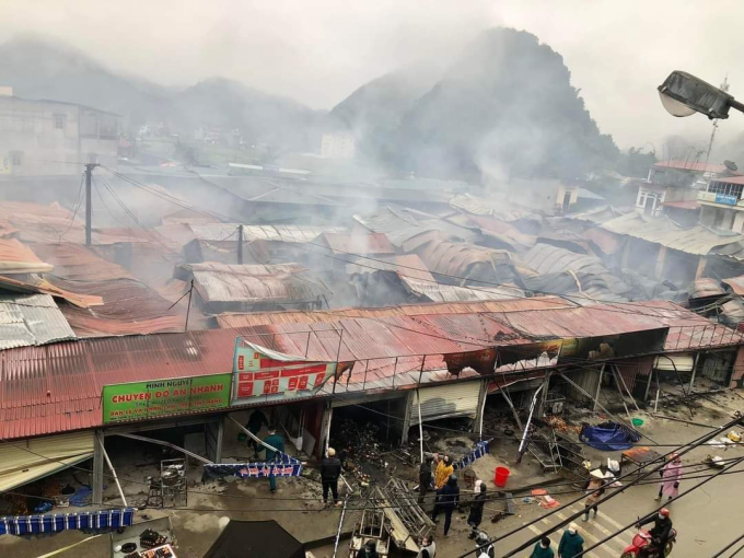 Vụ cháy lớn tại chợ Trung tâm huyện Quản Bạ đã thiêu rụi 43 ki ốt bán hàng của người dân. Ảnh: TL.