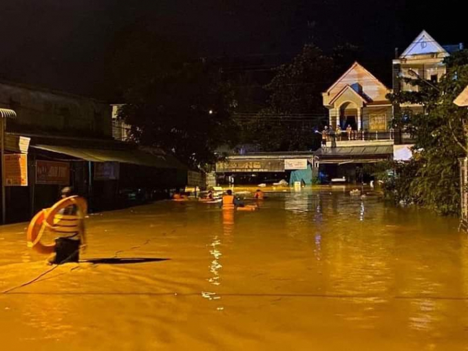 Lực lượng chức năng tại địa phương nhanh chóng có mặt tại hiện trường sơ tán khẩn cấp người và tài sản. Ảnh: Đức Tú.