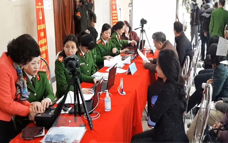 Hanoi puts electronic ID card into use