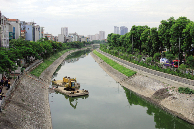 Hanoi to clean up polluted To Lich river with water from Red river
