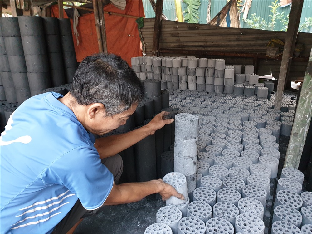 Trao đổi với PV Lao Động, ông Hoàng Văn Cường (sinh năm 1965), người có hơn 20 năm kinh nghiệm làm than tổ ong cho biết, trước đây than tổ ong có nhiều người mua và sử dụng. Hằng ngày người qua lại xưởng rất đông, nhưng vài năm nay việc bán than tổ ong trở nên ế ẩm. “Trung bình một ngày xưởng bán được từ 150 đến 200 viên than tổ ong. Lúc đỉnh điểm bán nhiều nhất cũng chỉ dừng ở ngưỡng 300 viên. Kinh doanh than chưa khi nào lại khó khăn đến thế. Nhưng chính nó lại mang lại cơm ăn, áo mặc cho hơn 10 công nhân tại xưởng”, ông Cường chia sẻ.