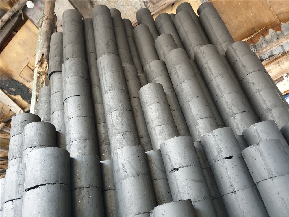 Trao đổi với PV Lao Động, ông Hoàng Văn Cường (sinh năm 1965), người có hơn 20 năm kinh nghiệm làm than tổ ong cho biết, trước đây than tổ ong có nhiều người mua và sử dụng. Hằng ngày người qua lại xưởng rất đông, nhưng vài năm nay việc bán than tổ ong trở nên ế ẩm. “Trung bình một ngày xưởng bán được từ 150 đến 200 viên than tổ ong. Lúc đỉnh điểm bán nhiều nhất cũng chỉ dừng ở ngưỡng 300 viên. Kinh doanh than chưa khi nào lại khó khăn đến thế. Nhưng chính nó lại mang lại cơm ăn, áo mặc cho hơn 10 công nhân tại xưởng”, ông Cường chia sẻ.