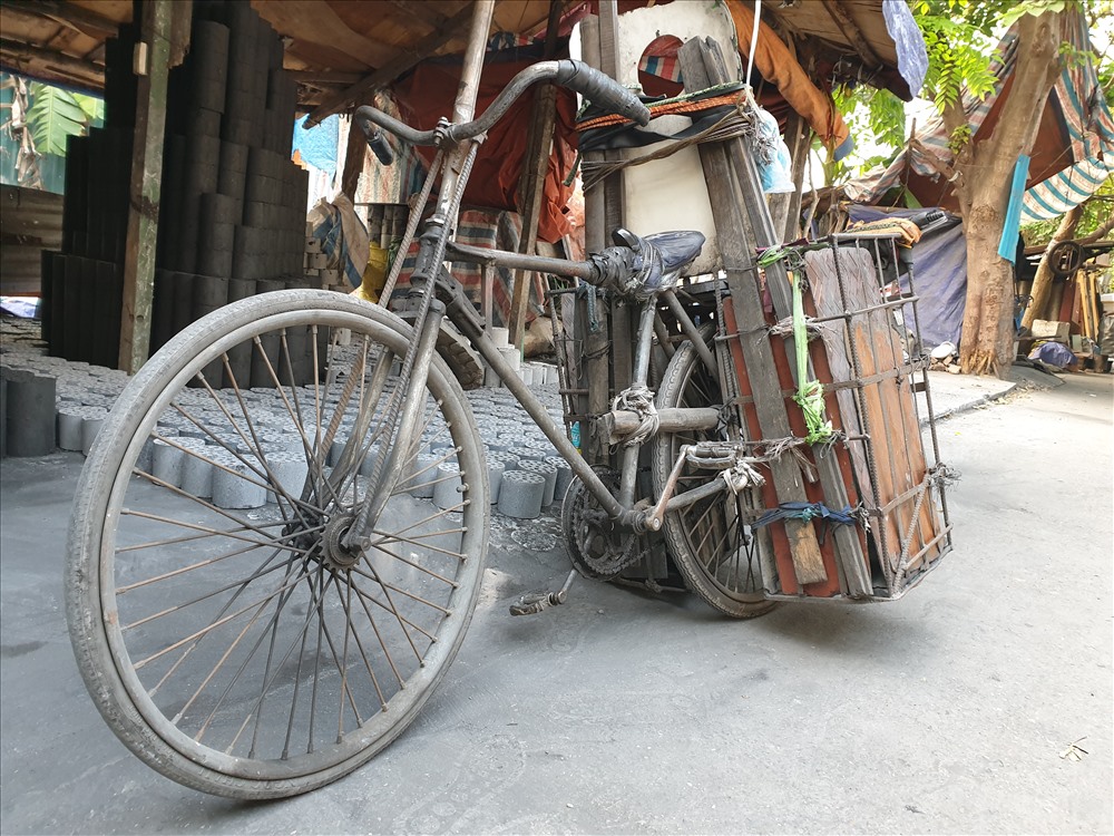 chiếc xe đạp với 2 bên gánh than quen thuộc được những người công nhân tại xưởng sử dụng hằng ngày để chở than đem bán.