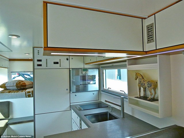 Nội thất bên trong tạo cảm giác cho bạn như đang ở trong một căn hộ cao cấp. Ảnh: Carbuzz