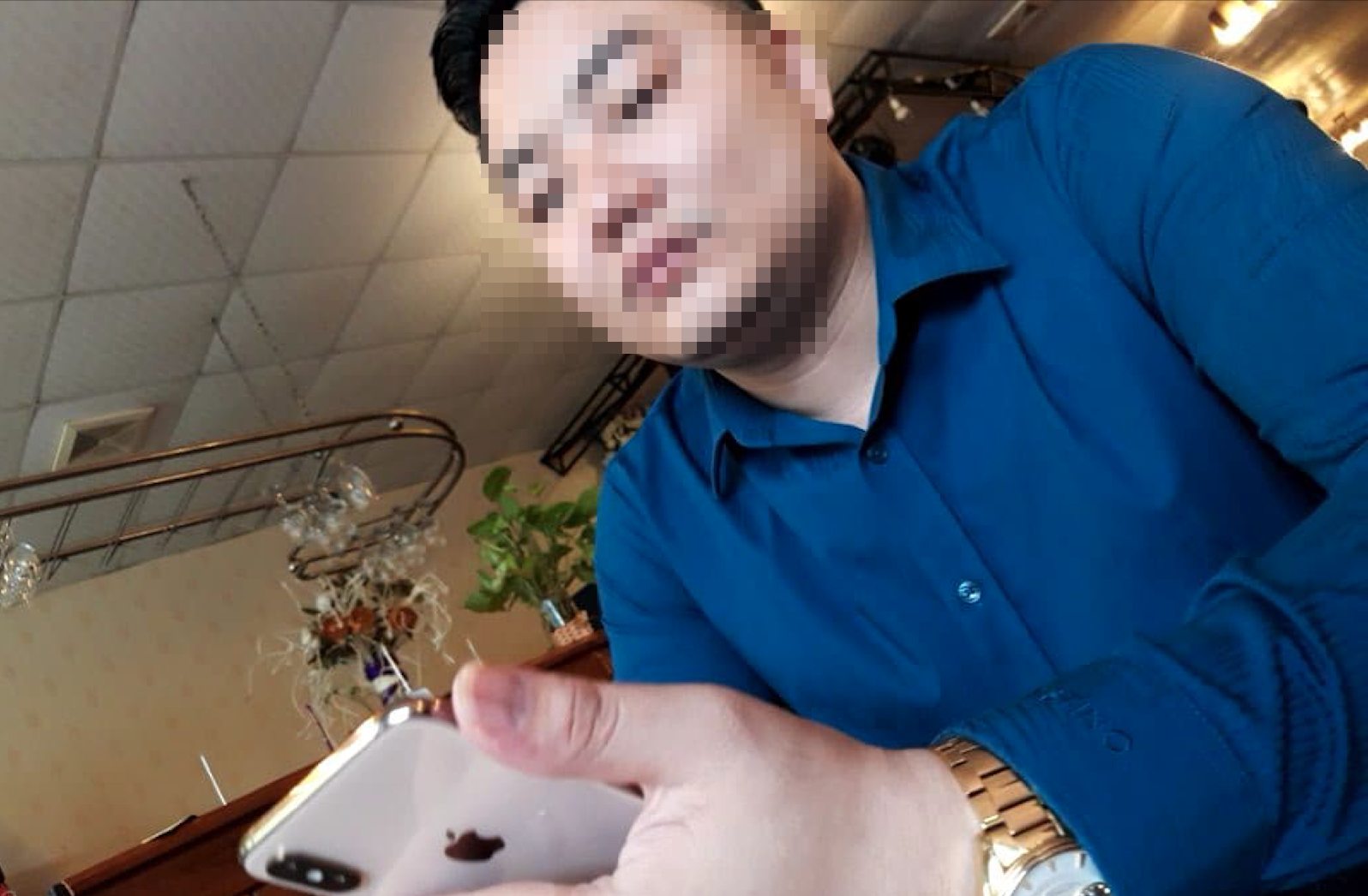 Môi giới Hoàng Gia Đại trong vai MC dẫn chương trình, cho vay tiền, đăng ký tài khoản và nhận tiền của nhà đầu tư, bỗng chốc trở thành người chơi sau khi bị báo chí phát giác.