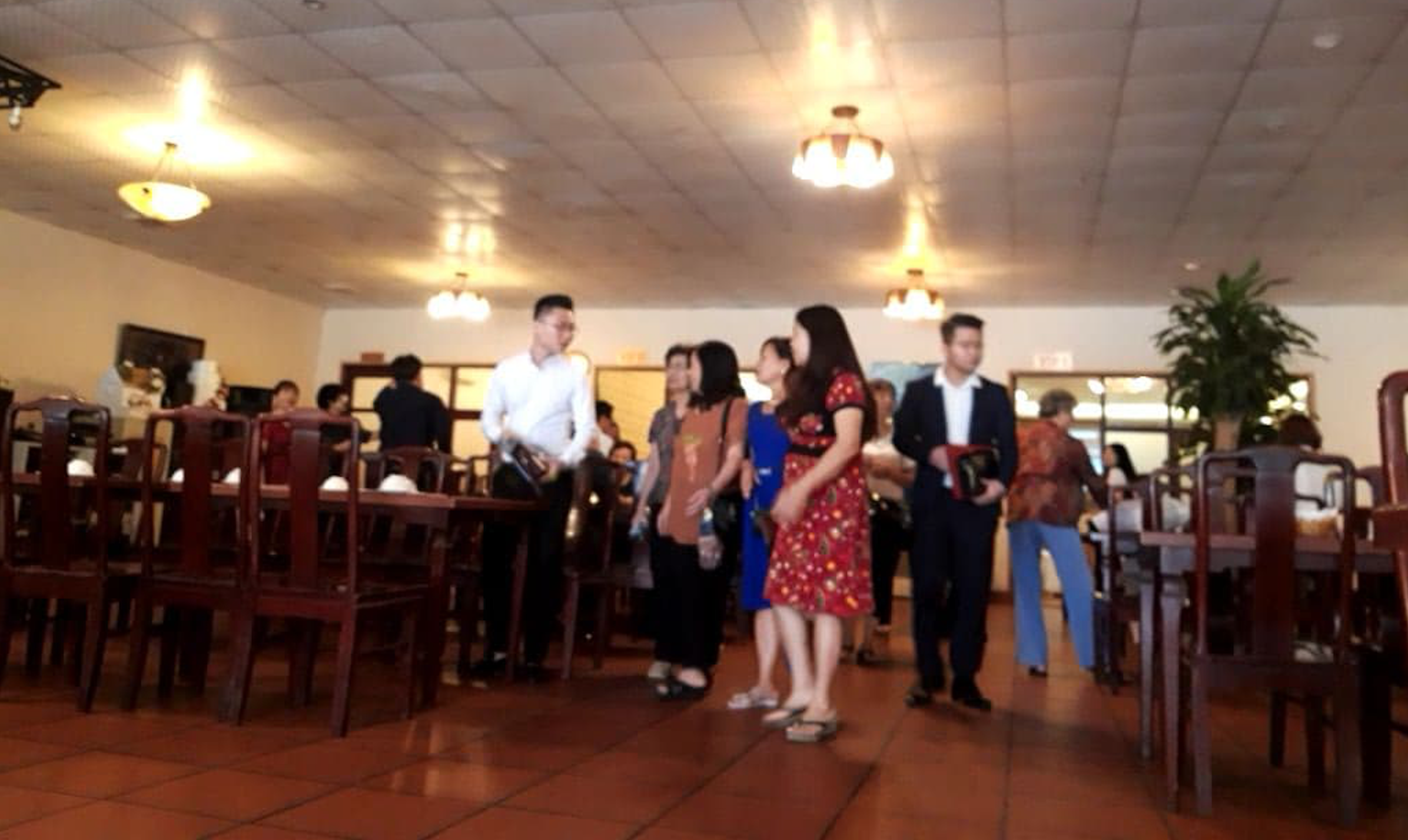 Các môi giới thường rất trẻ tuổi và khéo mồm, còn các nhà đầu tư đa số là phụ nữ lớn tuổi.