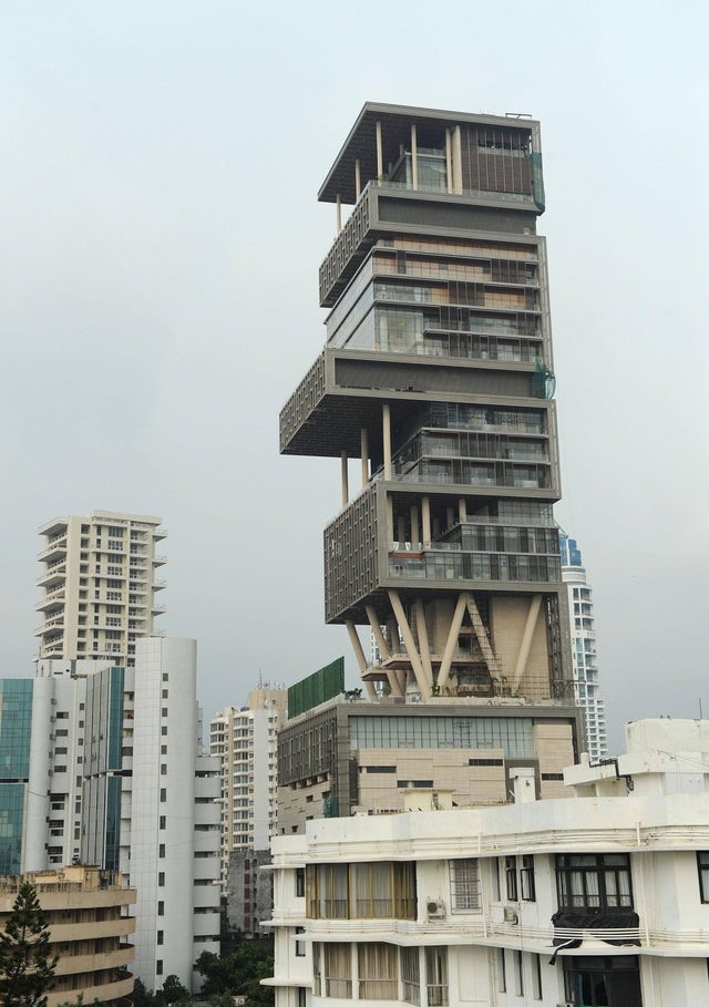 Antilia cao 27 tầng ở giữa thủ đô Mumbai. Để phục vụ và vận hành ngôi nhà, tỉ phú giàu có nhất Ấn Độ phải thuê đến 600 nhân viên. Ảnh: Reddit