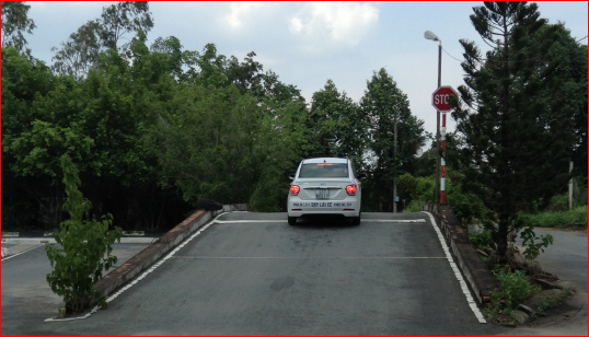 Bài thi dừng xe và khởi hành ngang dốc. ảnh: S.T